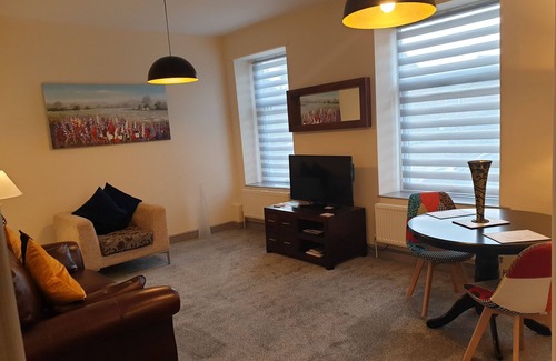 Ainley Top Apartment | Guest Rated 10/10: Cozy One Bedroom Flat with Kitchen