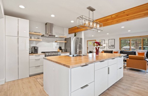 Jackson House | Multi-Kitchen Family Home Steps from Town Square