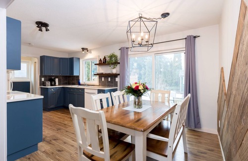 Cumberland House | A spacious stylish getaway, with hot tub!
