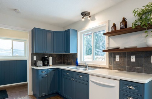 Cumberland House | A spacious stylish getaway, with hot tub!