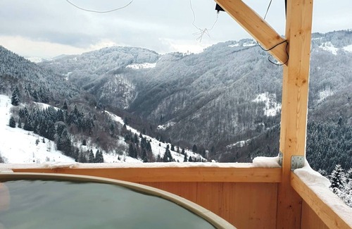 Lupsa House | Perfect Retreat for Detox Activities with Spa & Hot Tub