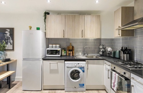 Leyton Apartment | A Splash of Color: Spacious & Funky 3-BR Flat