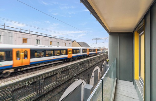Leyton Apartment | A Splash of Color: Spacious & Funky 3-BR Flat