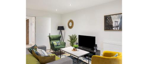 Leyton Apartment | Vibrant 3-BR Flat: Family-Friendly Stay Near Attractions