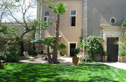 Fabregues Apartment | Discover Comfort at Templar Commandery with Pool & Breakfast