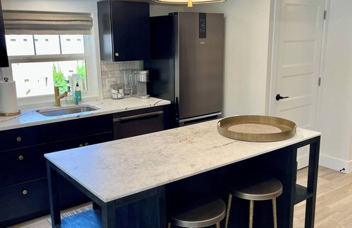 Saugatuck Cottage | Dog-Friendly Retreat: Steps from Town with Pool & Spa