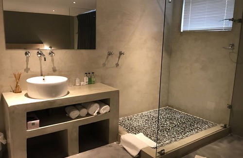 Grahamstown Bed & Breakfast | Convenient A Stone's Throw Accommodation with Breakfast & Kitchen