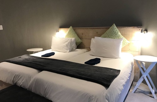 Grahamstown Bed & Breakfast | Convenient A Stone's Throw Accommodation with Breakfast & Kitchen