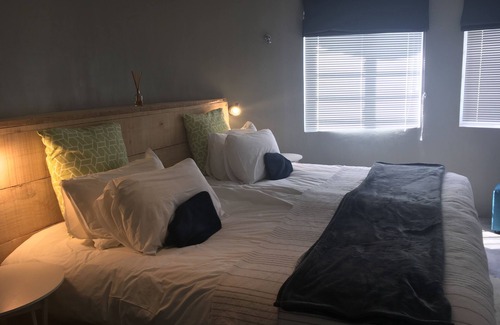 Grahamstown Bed & Breakfast | Convenient A Stone's Throw Accommodation with Breakfast & Kitchen