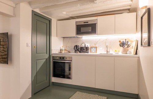 Quartier des Invalides Apartment | Discover A Story in Stone: Family-Friendly with Spa & Kitchen