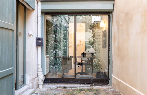 Quartier des Invalides Apartment | Discover A Story in Stone: Family-Friendly with Spa & Kitchen
