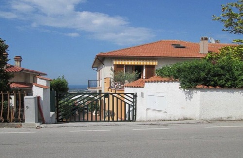 Loreto House | Sunny Studio Apartment with Spa and Breakfast Options