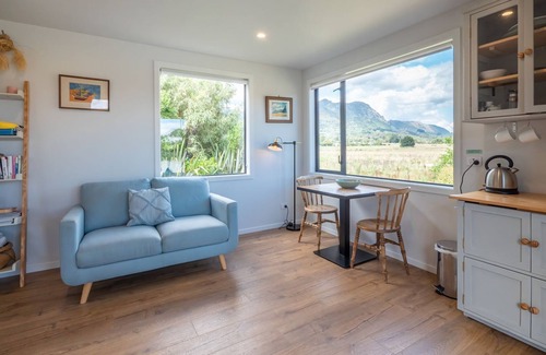 Pohara Cabin | Bright Oceanfront Cabin Steps from the Beach – Rated 8.8/10
