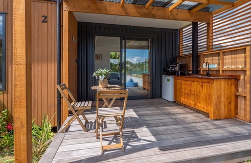 Pohara Cabin | Bright Oceanfront Cabin Steps from the Beach – Rated 8.8/10