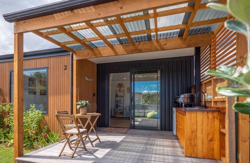 Pohara Cabin | Bright Oceanfront Cabin Steps from the Beach – Rated 8.8/10