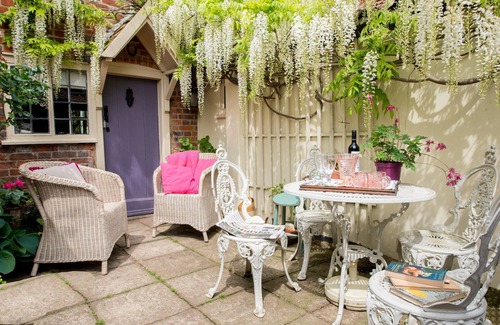 Saxmundham Cottage | Charming Cottage Retreat in Nature Reserve with Ocean Views