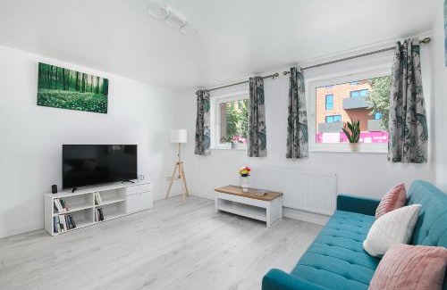 Redbridge Apartment | Family-Friendly Flat in Gants Hill, London Awaits You