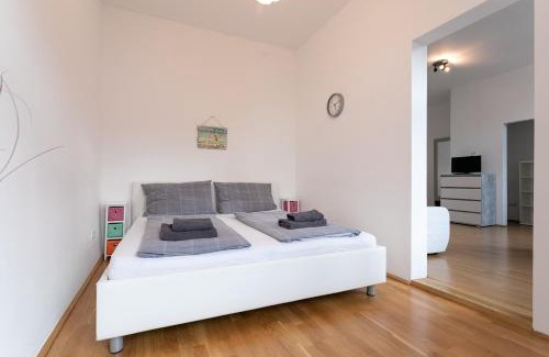 Meidling Apartment | A stylish and comfortable 2 bedroom apartment with thoughtful design, private balcony, and a relaxing bathtub, making it perfect for well being and cozy city living
