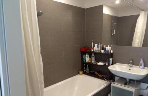 Meidling Apartment | A stylish and comfortable 2 bedroom apartment with thoughtful design, private balcony, and a relaxing bathtub, making it perfect for well being and cozy city living