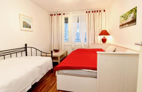 Meidling Apartment | A stylish and comfortable 2 bedroom apartment with thoughtful design, private balcony, and a relaxing bathtub, making it perfect for well being and cozy city living