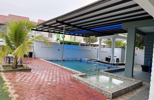 Tebrau House | Stylish 4BR Home with Private Pool for Memorable Stays