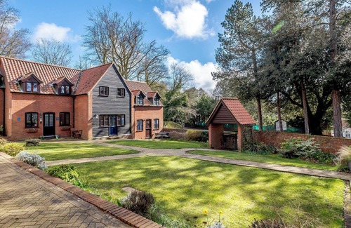 Cromer Cottage | Stylish Oceanfront Escape for Discerning Travelers