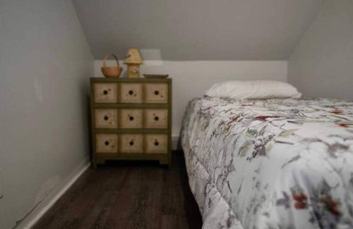 Smith Hill Apartment | Stylish Palace: Family-Friendly Getaway with Spa Amenities