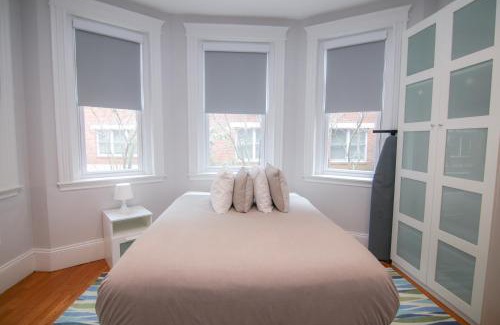 North Brookline Apartment | Stylish Hotel Stay with Queen Bed & Heated Floors