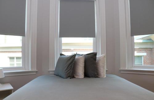 North Brookline Apartment | Stylish Hotel Stay with Queen Bed & Heated Floors
