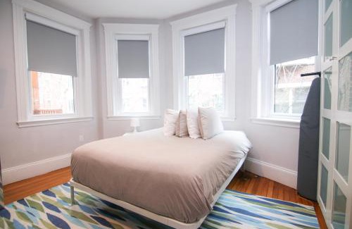 North Brookline Apartment | Stylish Hotel Stay with Queen Bed & Heated Floors