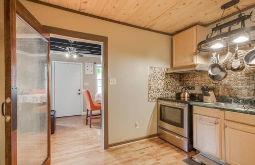 Lithia Springs Cottage | Cozy Cottage Retreat with Ocean Views in Georgia