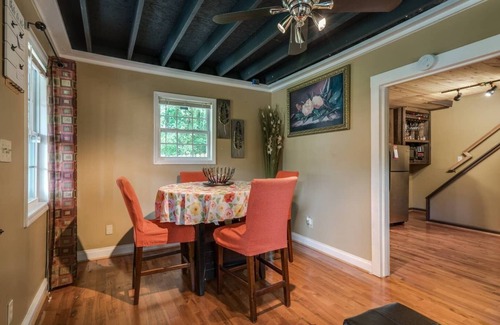 Lithia Springs Cottage | Cozy Cottage Retreat with Ocean Views in Georgia