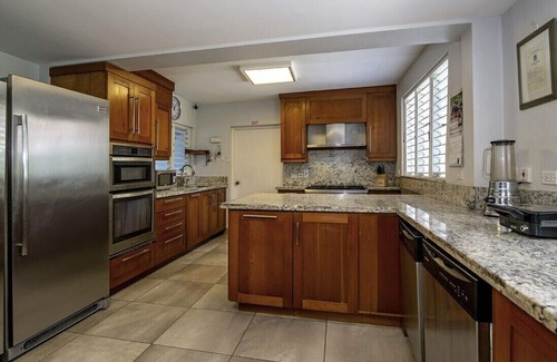 Discovery Bay Villa | Exquisite A Summer Place: Beachfront Villa with Pool & Gym