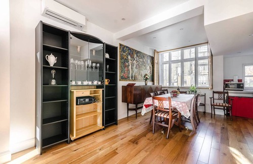Brompton & Hans Town House | Bright & Inviting 3 Bedroom Condo Near Museums and Dining