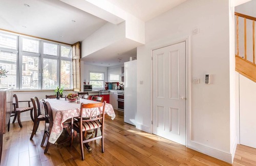 Brompton & Hans Town House | Bright & Inviting 3 Bedroom Condo Near Museums and Dining