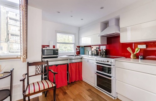 Brompton & Hans Town House | Bright & Inviting 3 Bedroom Condo Near Museums and Dining