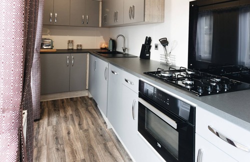 Barmston Cottage | Superior Lodge for 6: Enjoy Spa, Hot Tub & Family Comfort