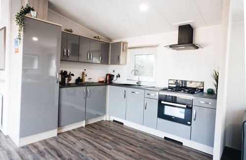 Barmston Cottage | Comfortable Lodge for 6 with Spa and Hot Tub Amenities