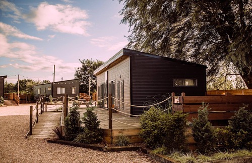 Barmston Cottage | Comfortable Lodge for 6 with Spa and Hot Tub Amenities