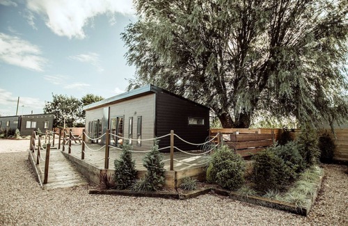 Barmston Cottage | Comfortable Lodge for 6 with Spa and Hot Tub Amenities