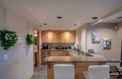 Dundee House | A Taste of Dundee: Enjoy Hot Tub & Fire Pit Retreat