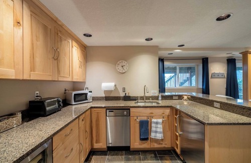 Dundee House | A Taste of Dundee: Enjoy Hot Tub & Fire Pit Retreat