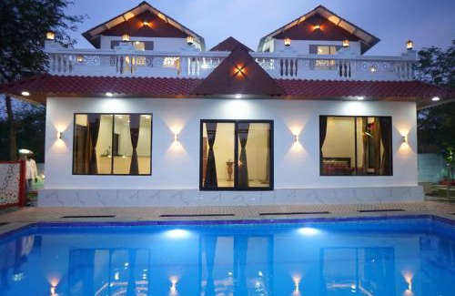 Chevella House | Relax at A to Z Farmhouse: Pet-Friendly Retreat with Pool