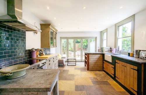 Worthing Cottage | Ideal Townhouse for 6 with Ocean View & Pet-Friendly Amenities