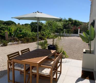 Lagoa e Carvoeiro Apartment | Tranquil Garden Apartment in Carvoeiro - Guest Rated 10/10