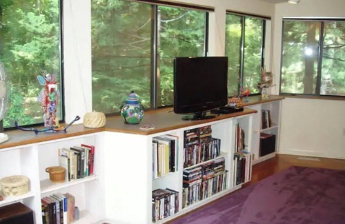 Guilford House | Experience Treetops Retreat: Artsy 5-Bedroom Oasis with Pool
