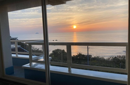 Hamada House | Ocean Front Room with Sunset Views and Family-Friendly Amenities