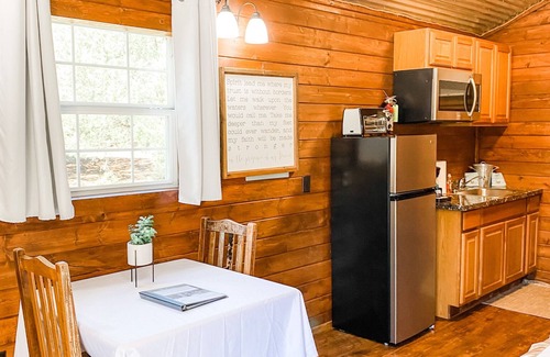 Crawford Cabin | Cozy Tiny House #2 at Gathering Oaks Retreat - Pet Friendly!