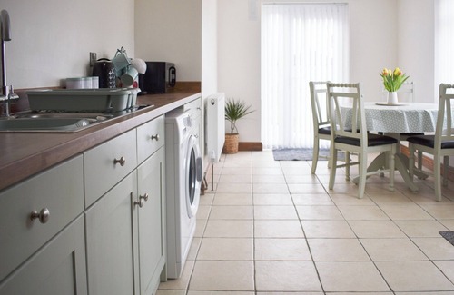 Clenchwarton Cottage | Cozy Country Cottage in Historic Norfolk with Great Amenities