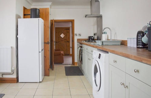 Clenchwarton Cottage | Cozy Country Cottage in Historic Norfolk with Great Amenities